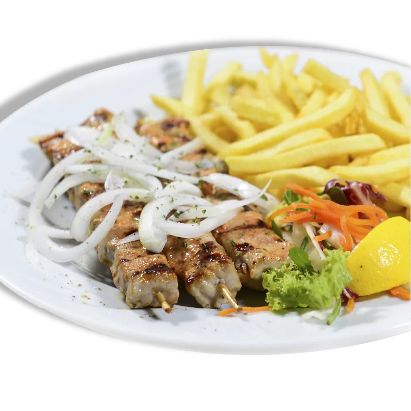 Souvlaki-Spieße mit Pommes, Zwiebeln und Salat