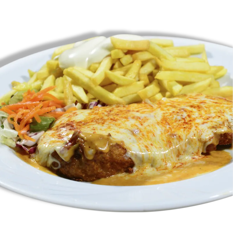 Überbackenes Schnitzel mit Pommes und Salat
