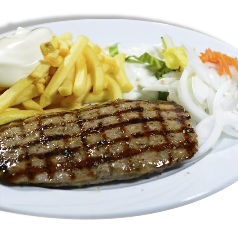Gegrilltes Bifteki mit Pommes, Zwiebeln und Tzatziki