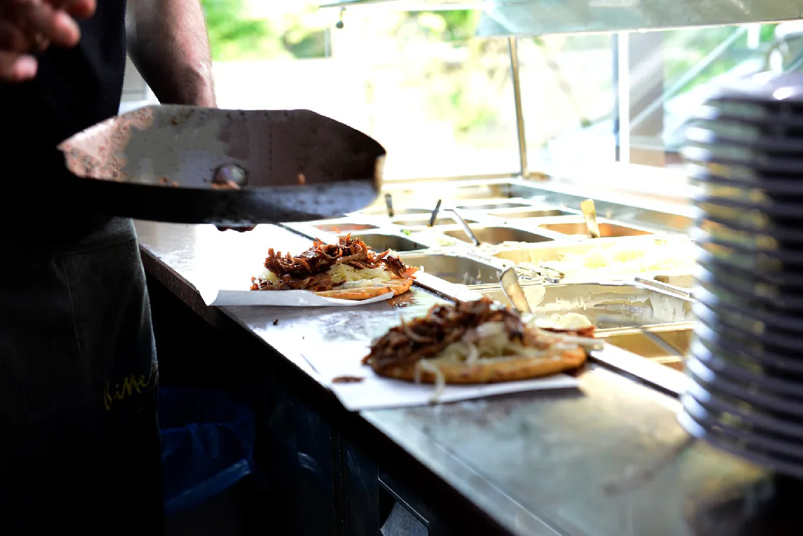 Frisch belegte Gyros-Pita an der Theke im Rhodos Grill & Gyros